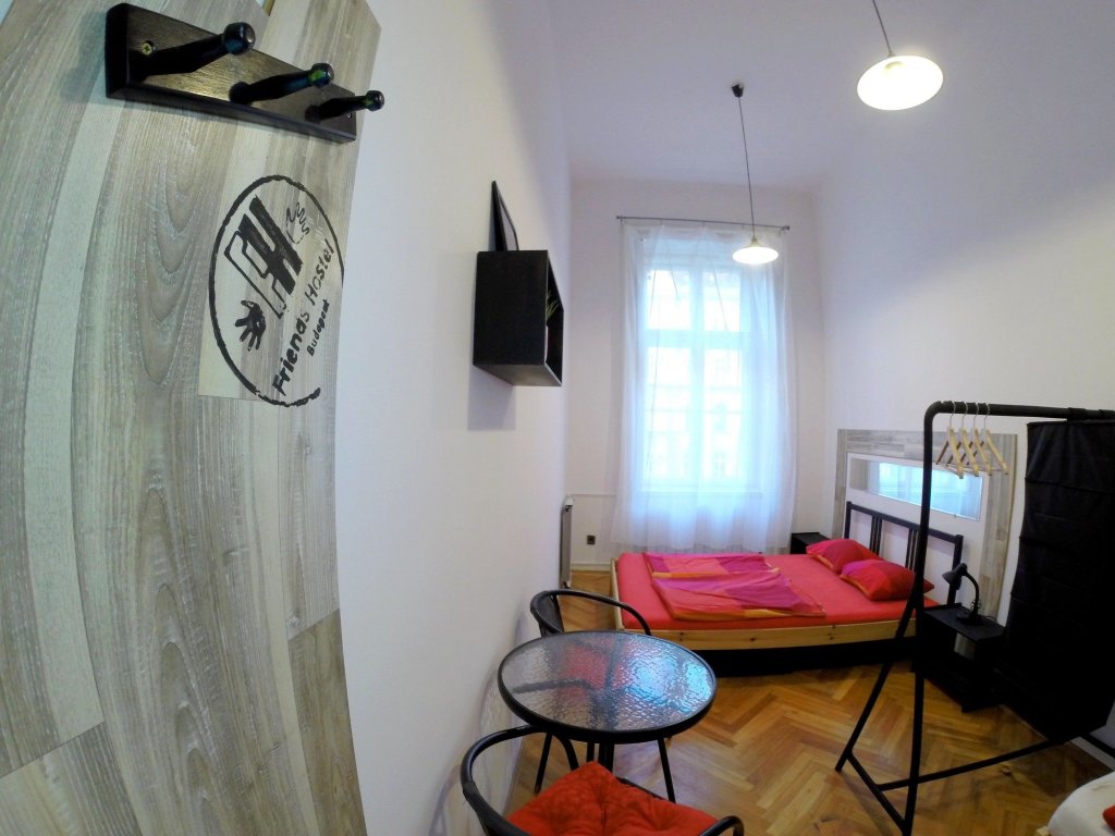 Фото Friends Hostel and Apartments Budapest