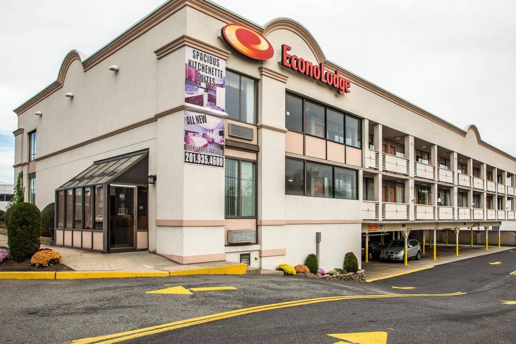 Фото Super 8 by Wyndham Meadowlands