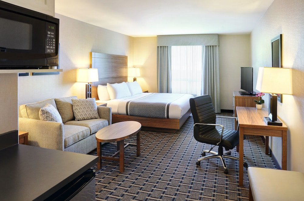 Фото Pomeroy Inn & Suites Prince George