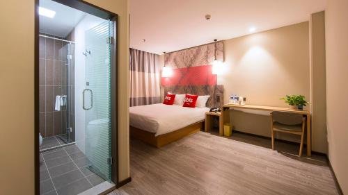 Фото Ibis Beijing Tiantandongmen Metro Station Hotel