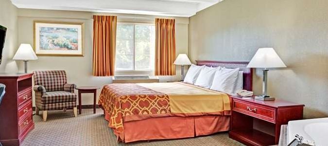 Фото Travelodge by Wyndham Iowa City