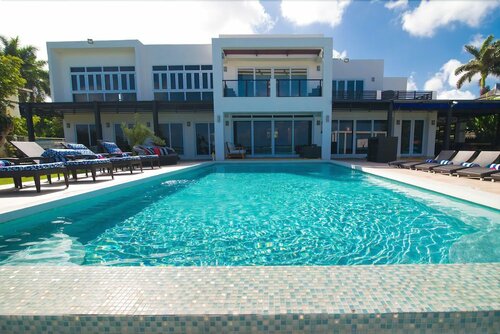 Гостиница Beachfront Modern Montego Bay, Pool, Grill, Water Sports Etc! в Монтего-Бей