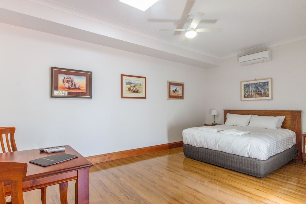 Фото Birdwood Motel