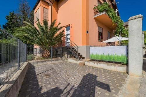 Фото Quiet Apartment with garden near Sea