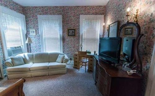 Фото Carriage House Inn