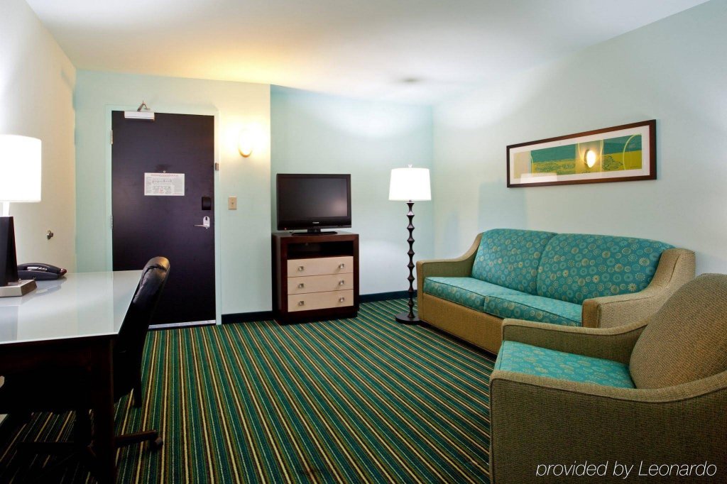 Фото Holiday Inn Express Hotel & Suites Norfolk Airport