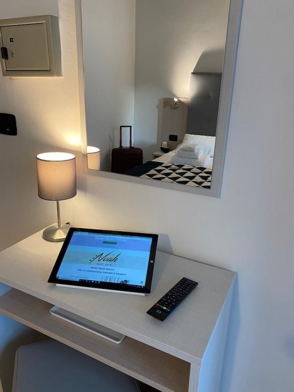 Фото Noah Beach Hotel