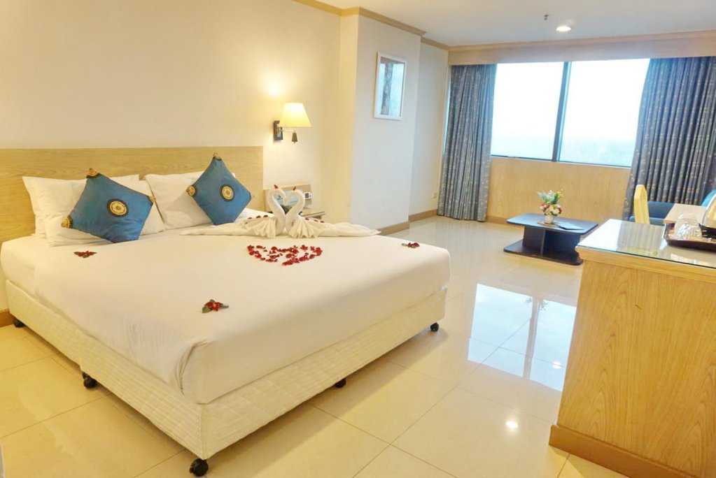 Фото Bay Hotel Srinakarin