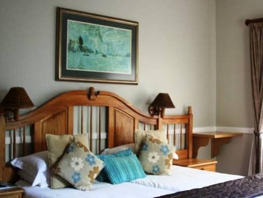 Фото Edward Charles Manor