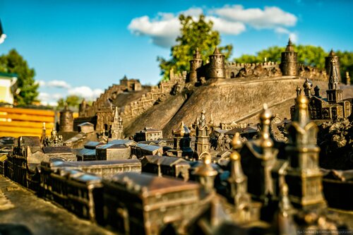 Бойжеткен партаның астындағы құрбының мысығын жалап жатыр