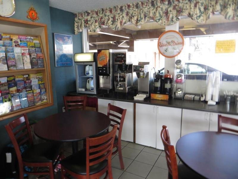 Фото Howard Johnson by Wyndham San Diego State University Area