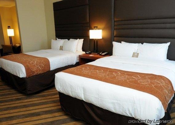 Фото Comfort Suites Airport