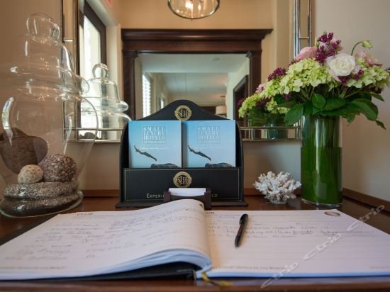 Фото The Pillars Hotel & Club