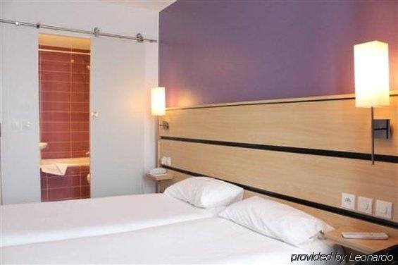 Фото Hotel Kyriad Paris 10 - Canal Saint Martin - République