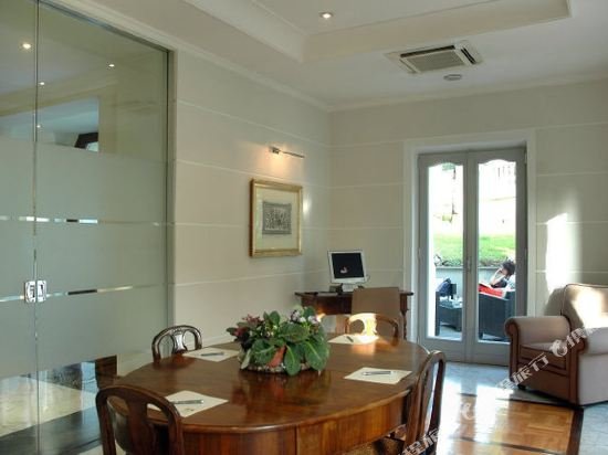 Фото Hotel Flora