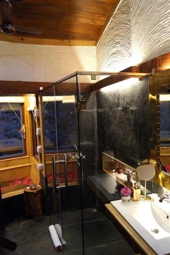 Фото The Den Corbett