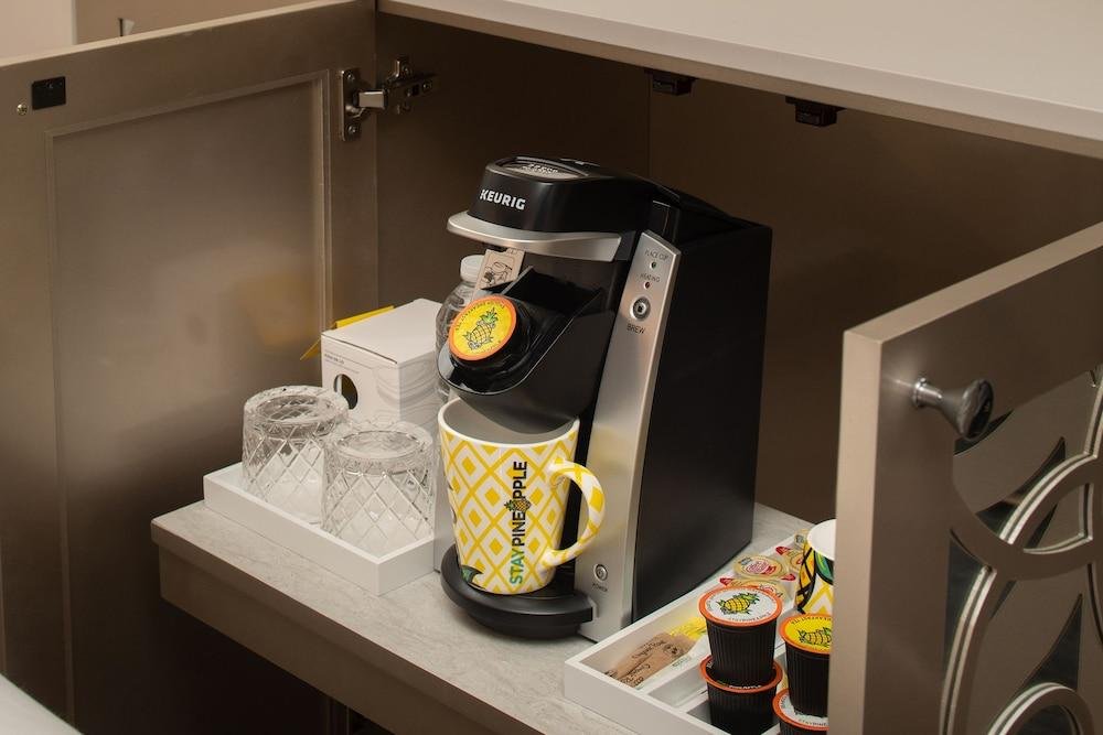 Фото Staypineapple, An Artful Hotel