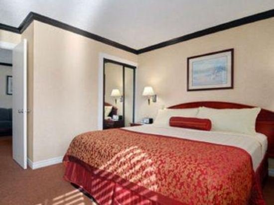 Фото Ramada by Wyndham Pasadena