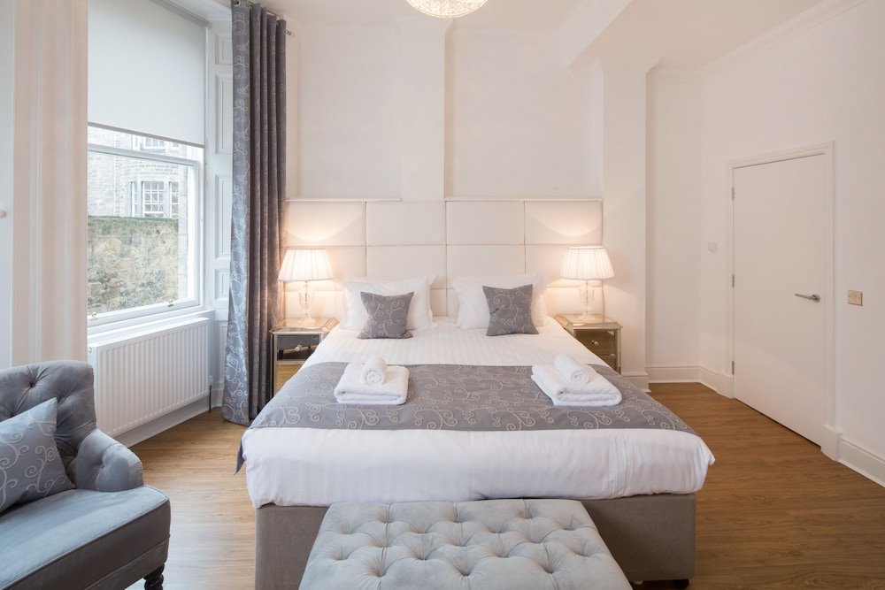 Фото Edinburgh Castle Apartments and Suites