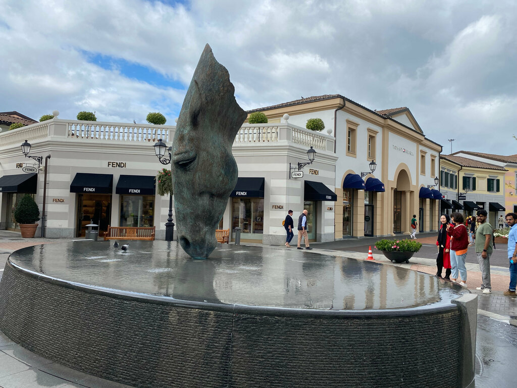 Торговый центр Designer Outlet Serravalle, Серравалле‑Скривия, фото