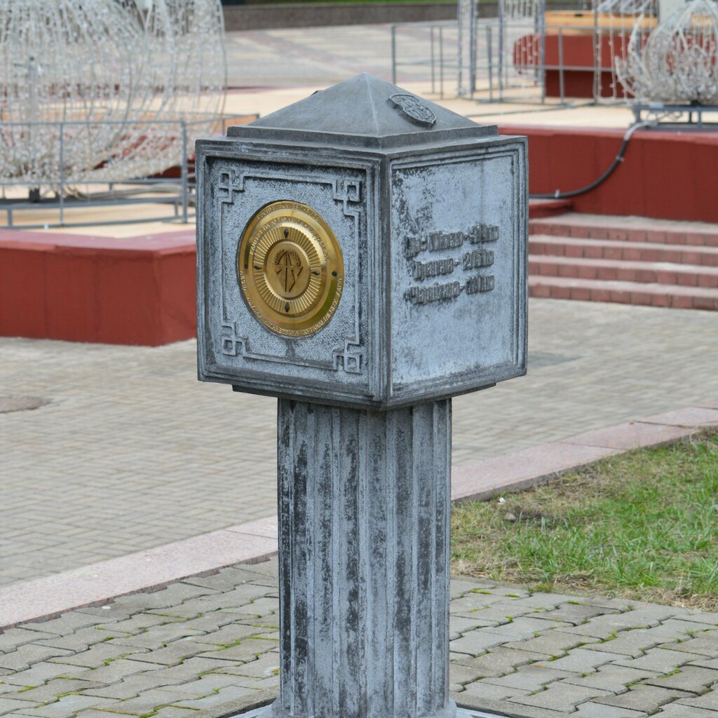 Genre sculpture Нулевой километр, Gomel, photo