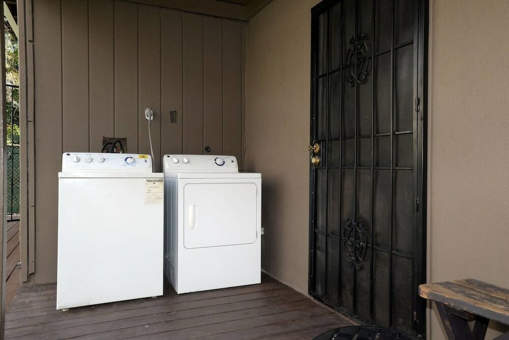 Фото Spacious House on Melrose w Private Backyard Gym