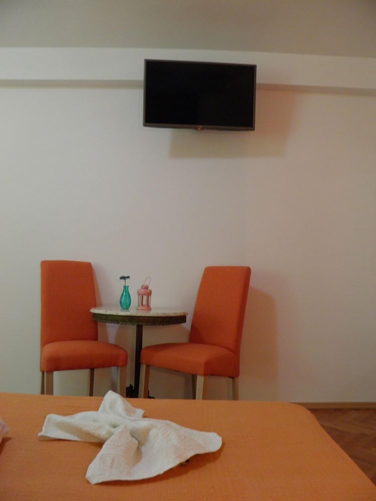 Фото Angela - With Beautiful Courtyard - Sa3