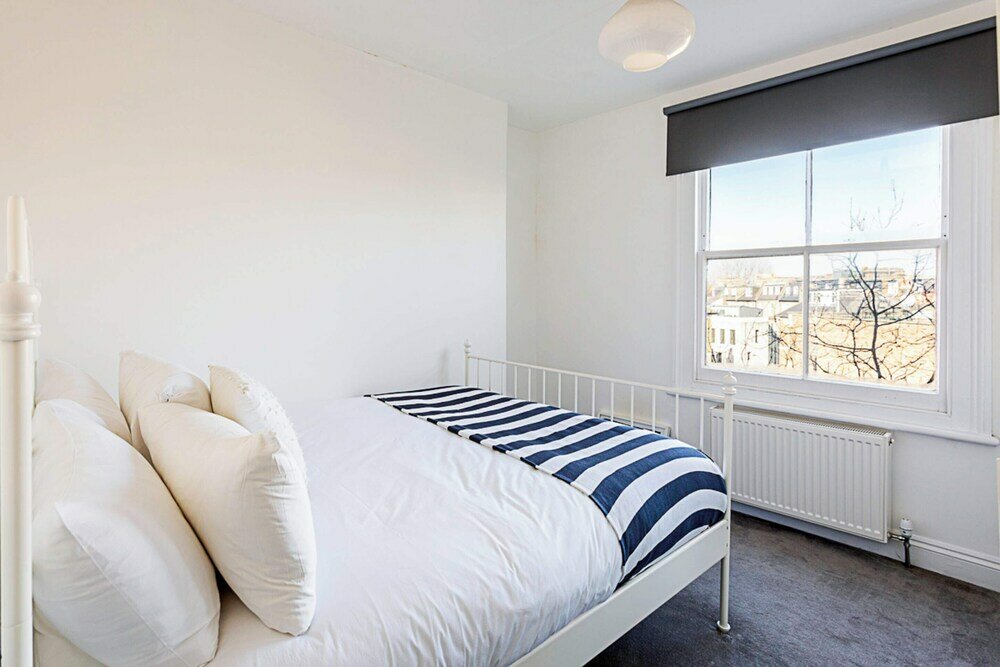 Фото Three Bedroom Kensington Flat