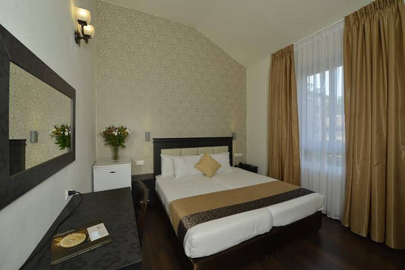 Фото The Colony Hotel