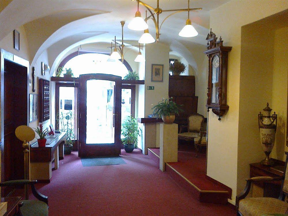 Фото Hotel U Tri Pstrosu