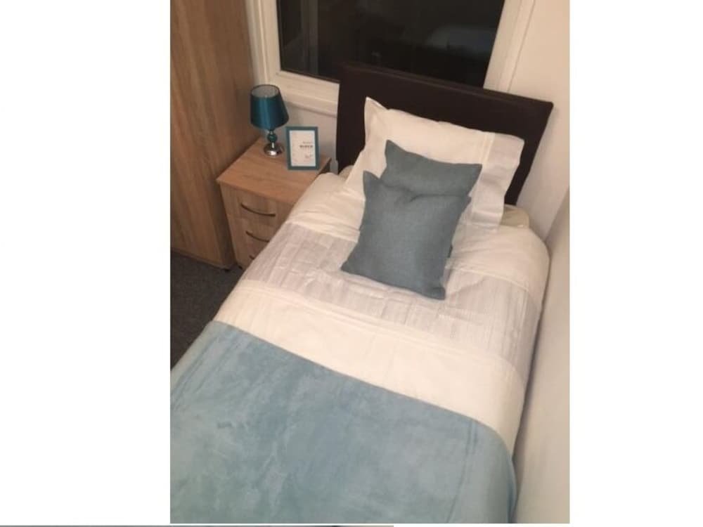 Фото Townhouse Plus @ 166 Edleston Road Crewe