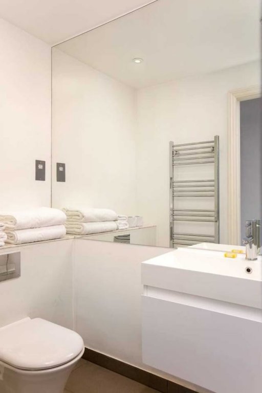 Фото Bright 2br Home in West Kensington, 6 Guests