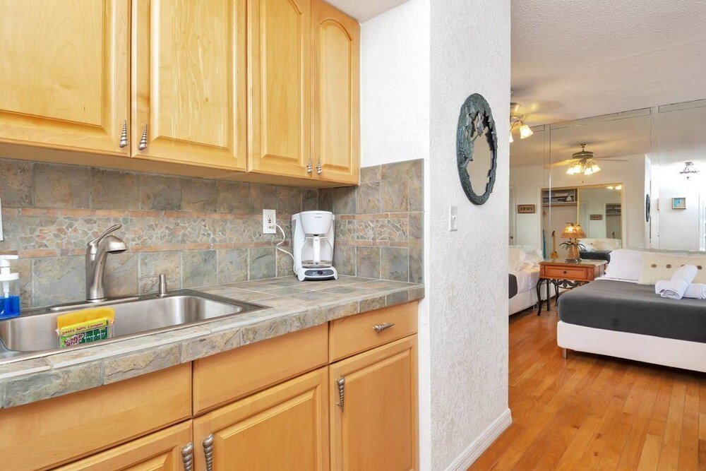 Фото Charming Studio With Bath, Free Parking, Hollywood