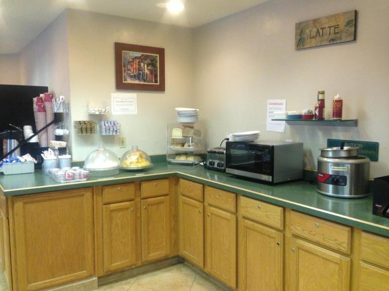 Фото Days Inn by Wyndham Kent 84th Ave