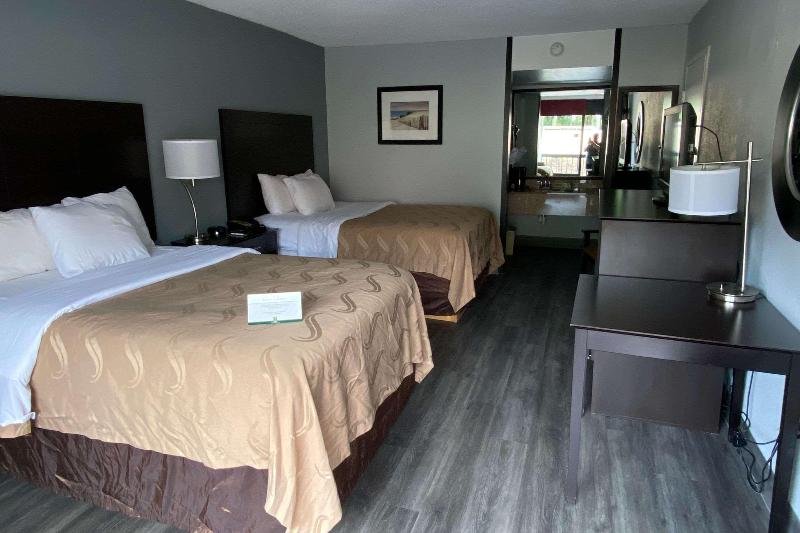 Фото Quality Inn & Suites Gulf Breeze Bayside near Pensacola Beach