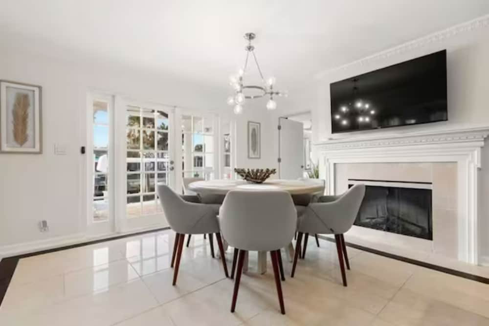 Фото Experience The Ultimate in Luxury Living