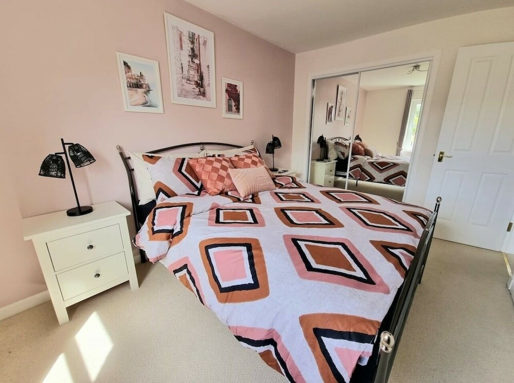 Фото Boutique 3-bed Home with Free Parking in Glasgow