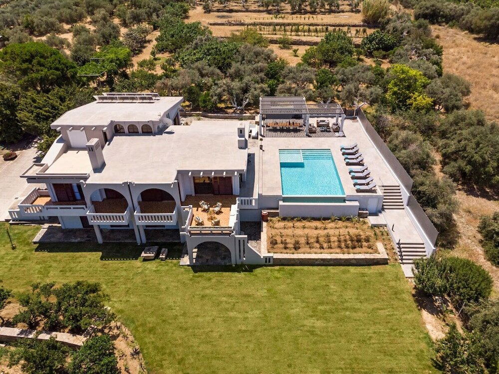 Фото Azatis Luxury Villa