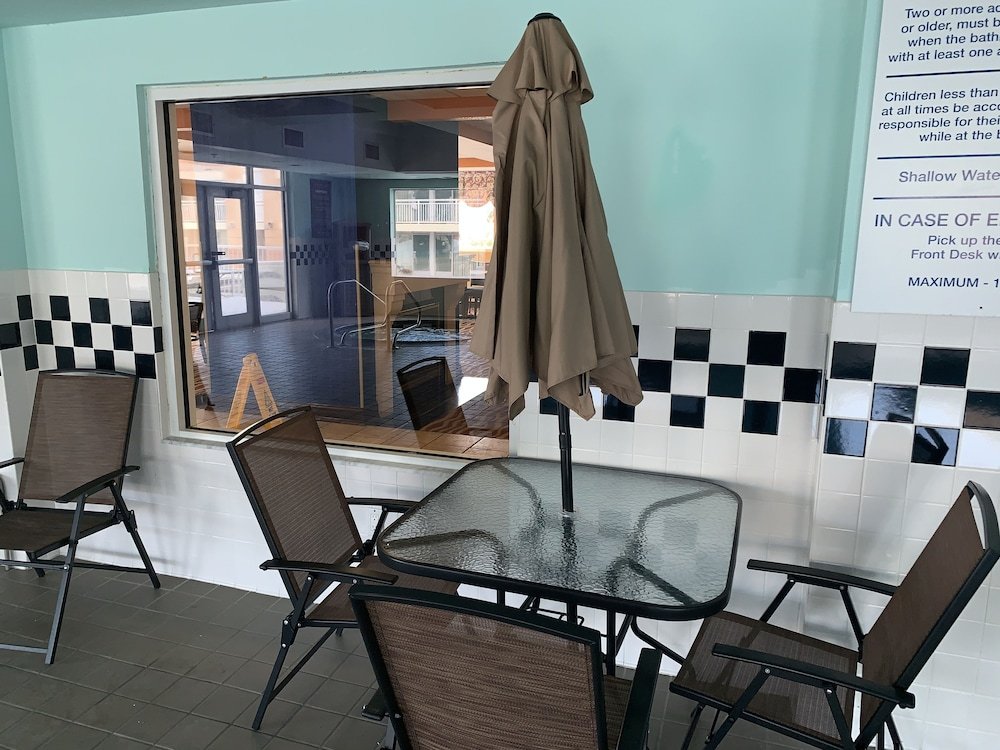 Фото Days Inn & Suites by Wyndham Albany
