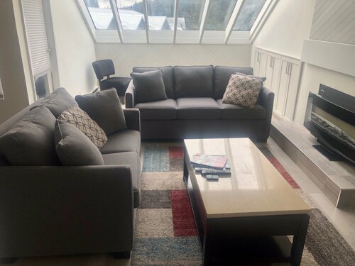 Гостиница Hearthstone Lodge - Hot tub - Village location - One bedroom loft в Уистлере