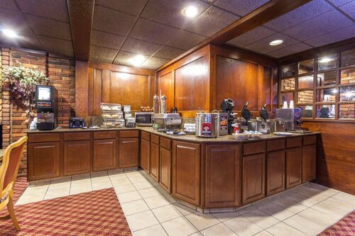 Гостиница Days Inn & Suites by Wyndham Roseville/Detroit Area