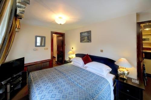 Фото Carlton Court - Mayfair