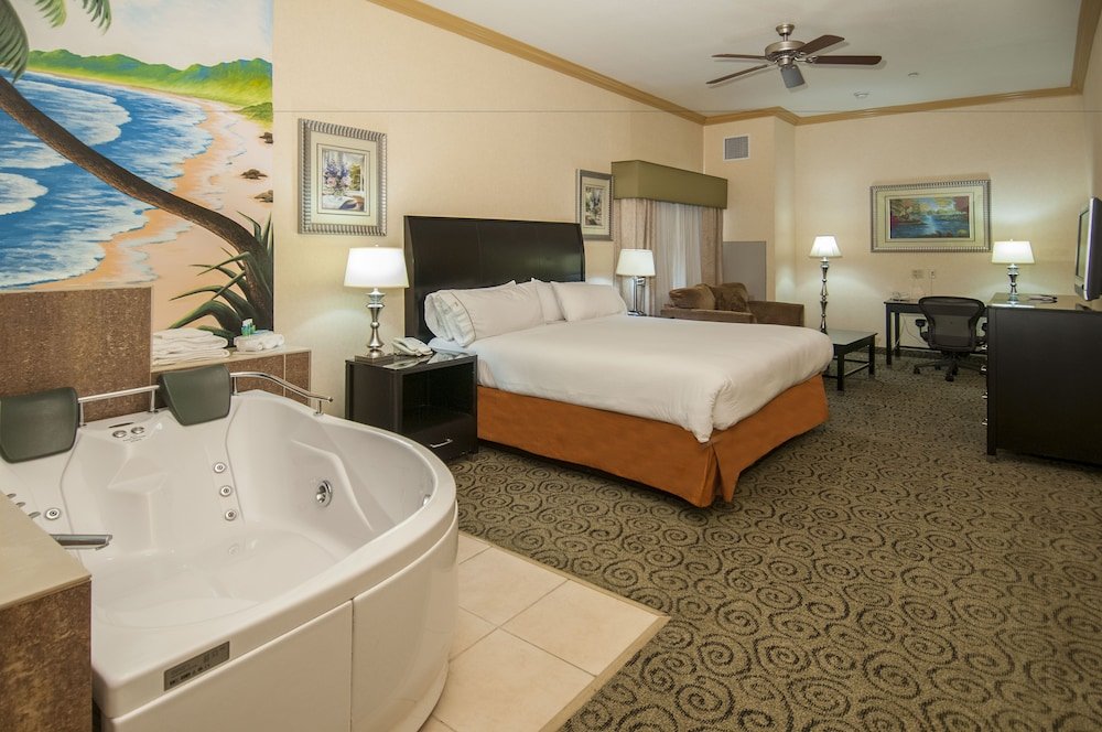 Фото Holiday Inn Express and Suites Bakersfield Central, an Ihg Hotel