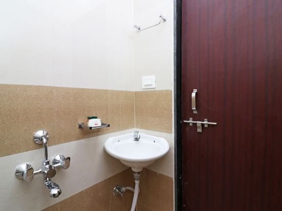 Фото Oyo 1021 Hotel Gayatri Residency