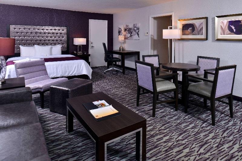 Фото Clarion Inn & Suites Across From Universal Orlando Resort