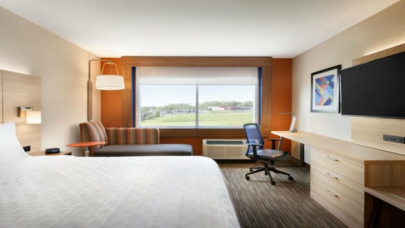 Гостиница Holiday Inn Express Hotel & Suites Woodbridge, an Ihg Hotel