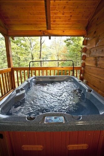 Гостиница Private and Perfect! - hot Tub, King Bed, Fireplace - dog and Motorcycle Friendly Studio Cabin