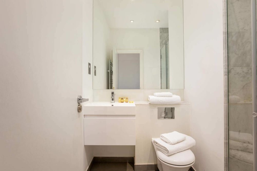 Фото Bright 2br Home in West Kensington, 6 Guests