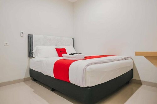 Гостиница RedDoorz Plus near Soekarno Hatta Airport Taman Mahkota