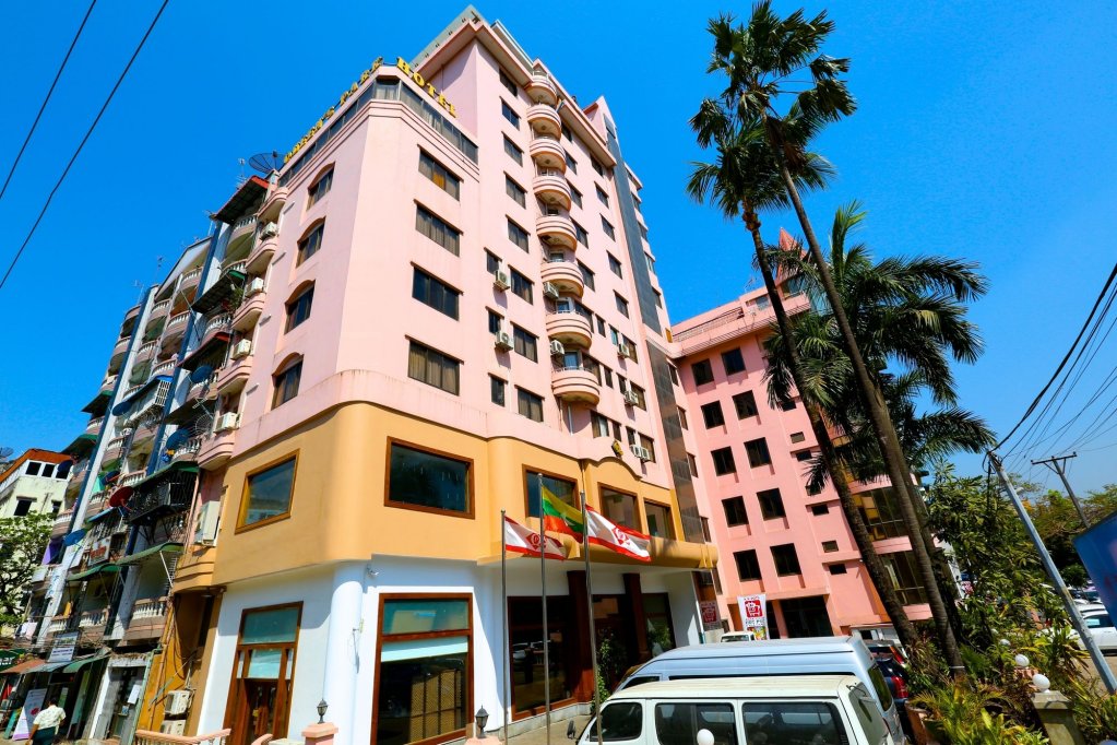 Фото Queen's Park Hotel